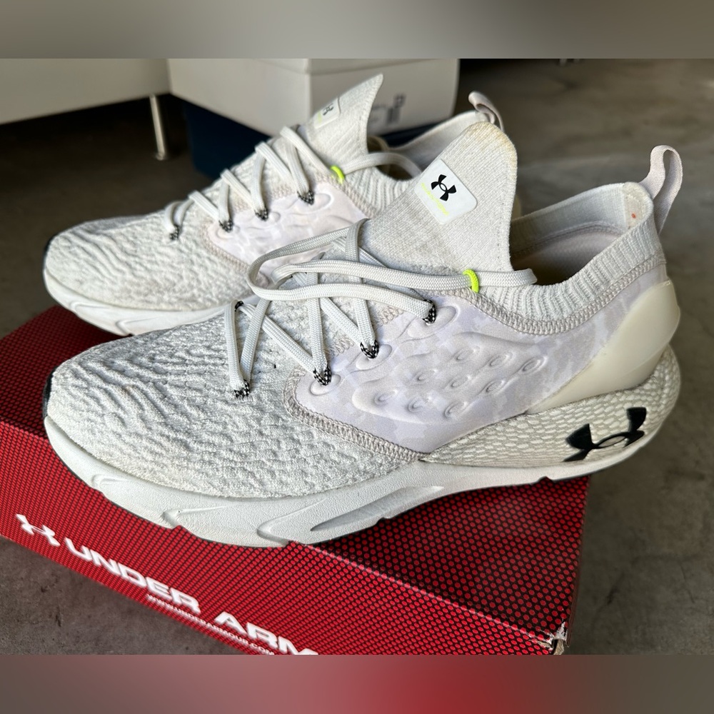 UNDER ARMOUR - HOVR PHANTOM 2 - MENS SIZE 11 LIGHTLY USED